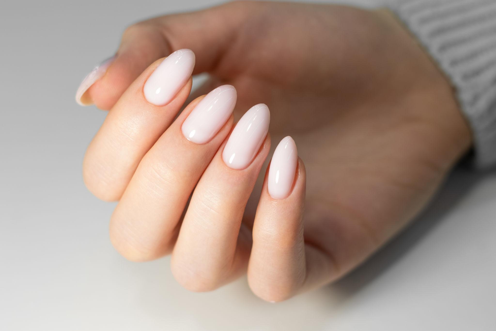 Minimal nude nail art tasarımı